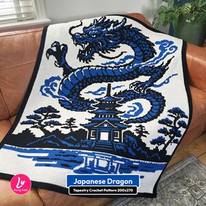 Puede incluir: Una manta de ganchillo rectangular con un diseño gráfico en azul, negro y blanco de un dragón sobre una pagoda, árboles y agua. El texto en la manta dice: Japanese Dragon Tapestry Crochet Pattern 200x270.