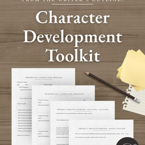 以下が含まれることがあります： 作家向けの「Character Development Toolkit」と題された印刷されたワークシートのコレクション。ワークシートは木製の表面にあり、鉛筆、付箋、メモ帳が置かれています。ワークシートには、キャラクタープロファイルとブレインストーミングのセクションが含まれています。