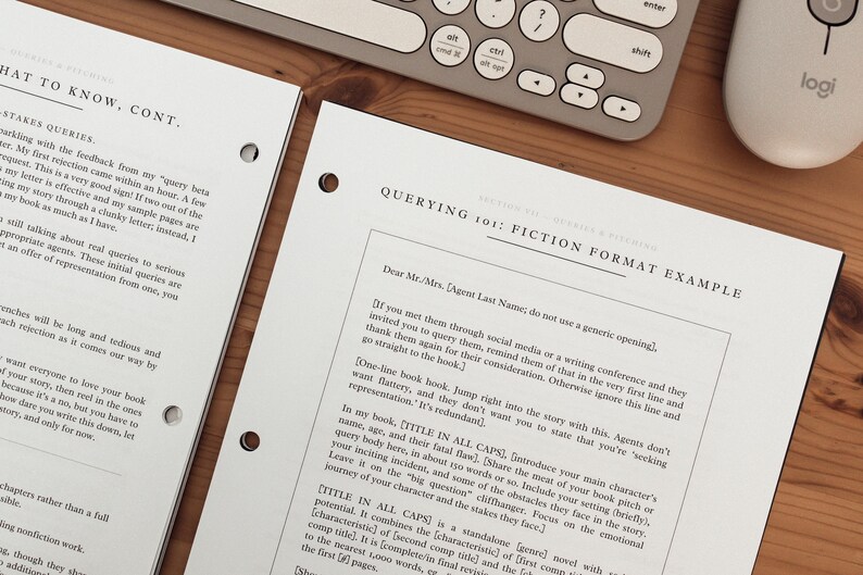 Może przedstawiać: Dwa białe arkusze papieru z czarnym tekstem, z tytułem "QUERYING 101: FICTION FORMAT EXAMPLE" i innym tekstem, znajdują się na drewnianej powierzchni. Klawiatura i mysz komputerowa znajdują się w tle.