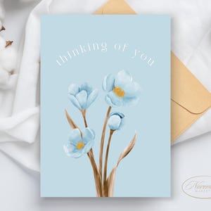 Modelo de cartão para impressão "Pensando em você", design clássico simples e floral azul fofo, modelo editável do Canva, 5x7 polegadas