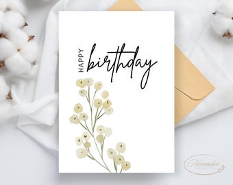 Könnte beinhalten: Eine weiße Karte mit schwarzem Text, der "Happy Birthday" lautet, und einer Aquarell-Illustration von weißen Blumen mit grünen Stielen.