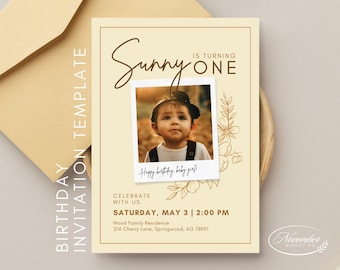 Könnte beinhalten: Cremefarbene Geburtstagseinladungsvorlage mit einem Babyfoto. Der Text lautet "Sunny is turning one" und "Happy birthday, baby girl!". Florale Elemente und Veranstaltungsdetails sind ebenfalls enthalten.