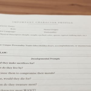 Może przedstawiać: Biała karta z nagł&oacute;wkiem "IMPORTANT CHARACTER PROFILE". Zawiera sekcje na szczeg&oacute;ły postaci, podpowiedzi dotyczące cech charakteru oraz sekcję "FATAL FLAW" z podpowiedziami rozwojowymi.