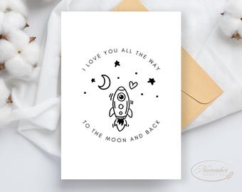 Könnte beinhalten: Eine weiße Karte mit schwarzem Text und einer einfachen Illustration einer Rakete, eines Halbmondes und Sternen. Der Text lautet "Ich liebe dich bis zum Mond und zurück".