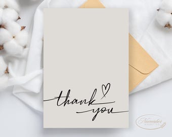 Könnte beinhalten: Eine einfache Dankeskarte mit einer handschriftlichen Nachricht und einem kleinen Herz, das neben dem Wort „Danke“ gezeichnet ist. Die Karte ist auf hellem Grau gedruckt.