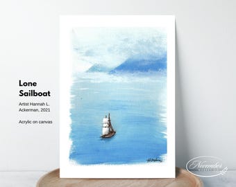 Könnte beinhalten: Ein Gemälde eines einsamen Segelboots auf einem blauen Gewässer mit einer Bergkette im Hintergrund. Das Gemälde trägt den Titel "Lone Sailboat" und ist von der Künstlerin Hannah L. Ackerman, 2021, signiert. Das Gemälde ist in Acryl auf Leinwand gemalt.