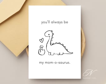 Könnte beinhalten: Weiße Grußkarte mit einer schwarzen Dinosaurier-Illustration und dem Text "you'll always be my mom-o-saurus." Ein Umschlag ist im Hintergrund sichtbar. Die Karte hat einen einfachen, handgezeichneten Stil.