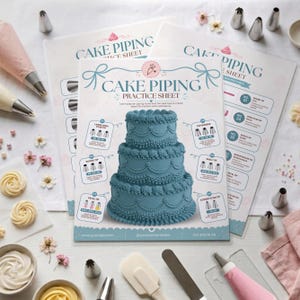 Könnte beinhalten: Ein Übungsblatt für Tortendekoration mit einer zentralen Abbildung einer dreistöckigen blauen Torte mit detaillierten Frosting-Rändern. Das Blatt enthält nummerierte Anleitungen für verschiedene Spritztüllen, erklärenden Text und eine Fußzeile.
