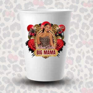 Puede incluir: Un vaso de papel blanco con un dise&ntilde;o que presenta a una mujer con un vestido de estampado de leopardo, enmarcada en oro, con el texto "Alexa John BIG MAMA". El dise&ntilde;o incluye rosas rojas, globos y cerezas.