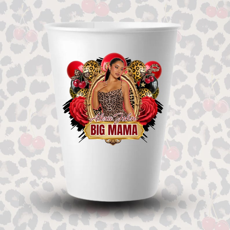Puede incluir: Un vaso de papel blanco con un dise&ntilde;o que presenta a una mujer con un vestido de estampado de leopardo, enmarcada en oro, con el texto "Alexa John BIG MAMA". El dise&ntilde;o incluye rosas rojas, globos y cerezas.