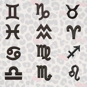 Puede incluir: Una colecci&oacute;n de s&iacute;mbolos del zodiaco marr&oacute;n oscuro, incluyendo G&eacute;minis, Capricornio y Tauro, sobre un fondo claro con un estampado de leopardo. Los s&iacute;mbolos son tridimensionales y estilizados.