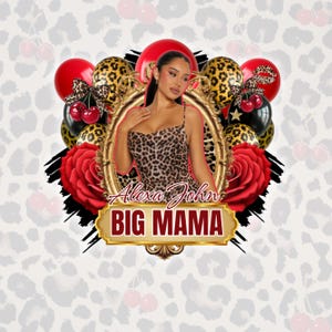 Puede incluir: Imagen con una mujer con un vestido con estampado de leopardo dentro de un marco dorado, rodeada de rosas rojas, globos y cerezas. El texto "Alexa John" y "BIG MAMA" se muestra debajo del marco, sobre un fondo con estampado de leopardo.