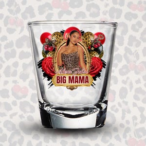 Puede incluir: Un vaso de chupito transparente con un dise&ntilde;o decorativo. El dise&ntilde;o incluye una mujer con un vestido de leopardo, rosas rojas y el texto "Alexa John BIG MAMA". El fondo presenta globos rojos y negros.