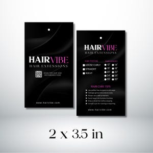 Puede incluir: Dos tarjetas rectangulares negras con el texto "HAIRVIBE HAIR EXTENSIONS" en blanco y rosa. Una tarjeta incluye un c&oacute;digo QR y el texto "SCAN FOR OUR HAIR RECOMMENDATIONS". La otra tarjeta enumera texturas, longitudes y consejos para el cuidado del cabello. Las tarjetas miden 5,08 cm x 8,89 cm.
