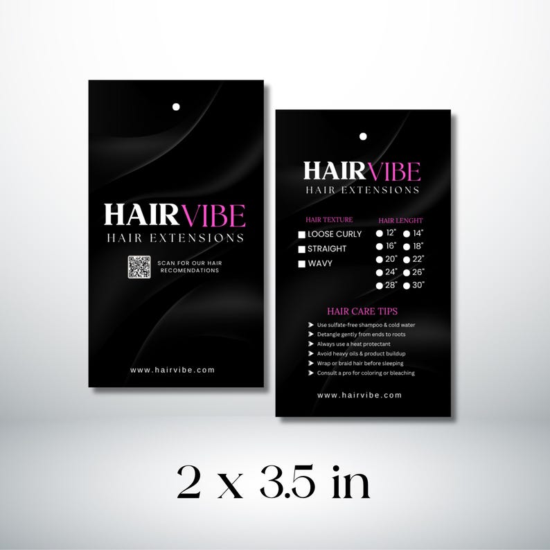 Puede incluir: Dos tarjetas rectangulares negras con el texto "HAIRVIBE HAIR EXTENSIONS" en blanco y rosa. Una tarjeta incluye un c&oacute;digo QR y el texto "SCAN FOR OUR HAIR RECOMMENDATIONS". La otra tarjeta enumera texturas, longitudes y consejos para el cuidado del cabello. Las tarjetas miden 5,08 cm x 8,89 cm.