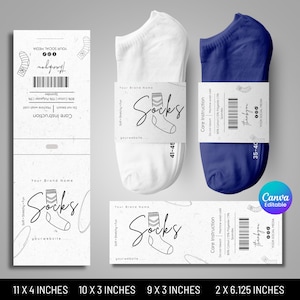 Può includere: Calzini bianchi e blu navy con confezione abbinata. La confezione presenta la parola "Socks" in un carattere script, insieme alle istruzioni per la cura e alle icone dei social media. I calzini sono etichettati con le taglie 41-45 e 35-40. Le dimensioni della confezione sono 28 x 10 cm, 25 x 8 cm, 23 x 8 cm e 5 x 16 cm.