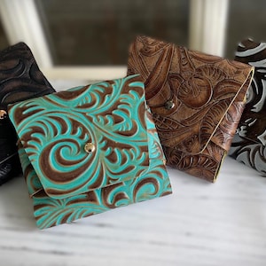 Enveloppe pour cartes carrée en cuir gaufré