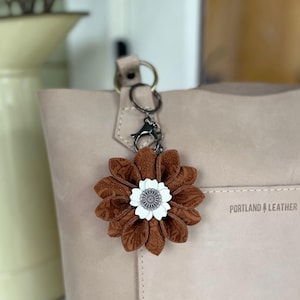Geprägte Wildleder Blume Schlüsselanhänger oder Taschenanhänger