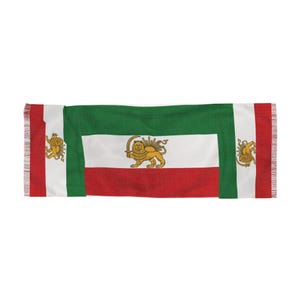 Puede incluir: Una bufanda rectangular con el diseño de la bandera iraní. La bufanda tiene una combinación de colores rojo, blanco y verde con un emblema de león y sol en el centro. Los extremos tienen un ribete con flecos y un emblema de león.