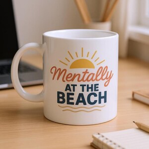 Taza Mentalmente en la Playa: Taza de Café para Amantes del Océano Coral y Azul