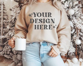Gildan 18000 Sand Sweatshirt Mockup - G180 Sand Crewneck Mockup - Weihnachtsmockup - Model Mockup - Sweatshirt Mockup - Urlaub Mockup