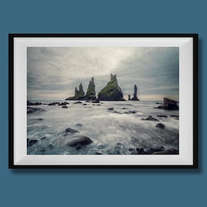 Stampa di Reynisdrangar, Islanda, Poster della costa islandese, Fotografia di paesaggi islandesi, Arte murale islandese, Decorazioni murali islandesi, Spiaggia islandese