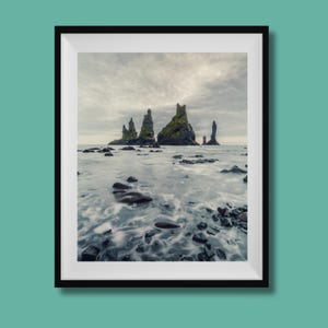 Stampa di Reynisdrangar, Islanda, Poster della costa islandese, Fotografia di paesaggi islandesi, Arte murale islandese, Decorazioni murali islandesi, Spiaggia islandese
