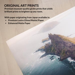 Pu&ograve; includere: Una stampa artistica di un paesaggio costiero con una scogliera rocciosa e l'oceano. La stampa &egrave; descritta come gicl&eacute;e di qualit&agrave; museale, con carta proveniente dal Giappone. Il testo "ORIGINAL ART PRINTS" &egrave; visibile.