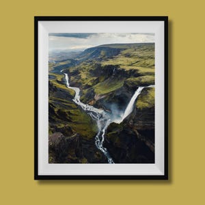 Stampa di Haifoss, Islanda, poster di cascate islandesi, fotografia di paesaggi islandesi, arte murale islandese, decorazioni murali islandesi, poster di viaggio islandesi