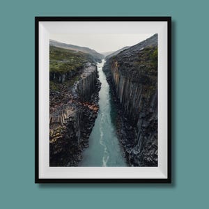 Stampa del canyon di Studlagil, Islanda, poster di viaggio in Islanda, foto del paesaggio islandese, arte murale islandese, decorazioni murali islandesi, colonna di basalto islandese