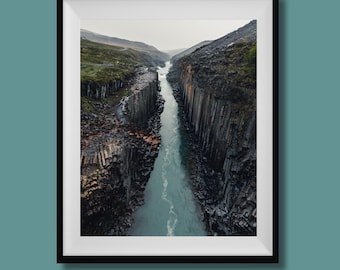 Impressão da Islândia no Cânion Studlagil, Arte de Parede da Islândia, Pôster de Viagem à Islândia, Fotografia de Paisagem da Islândia, Decoração de Parede da Islândia, Arte em Basalto da Islândia