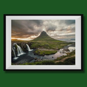 Stampa di Kirkjufell, Islanda, poster di cascate islandesi, fotografia di paesaggi islandesi, arte murale islandese, decorazioni murali islandesi, natura islandese