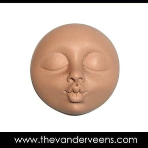 Mold No.21 (Full moon Face with Kissing) by Veronica