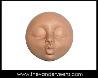 Mold No.21 (Full moon Face with Kissing) by Veronica