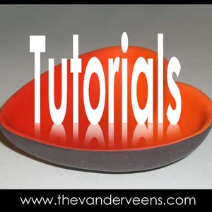 Puede incluir: Un plato rojo en forma de corazón con un borde negro, que refleja el texto blanco "Tutoriales" en la superficie. El texto también se refleja en el propio plato.