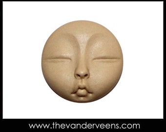 Moule n°156 (petit visage de pleine lune avec yeux fermés) par Veronica Jeong