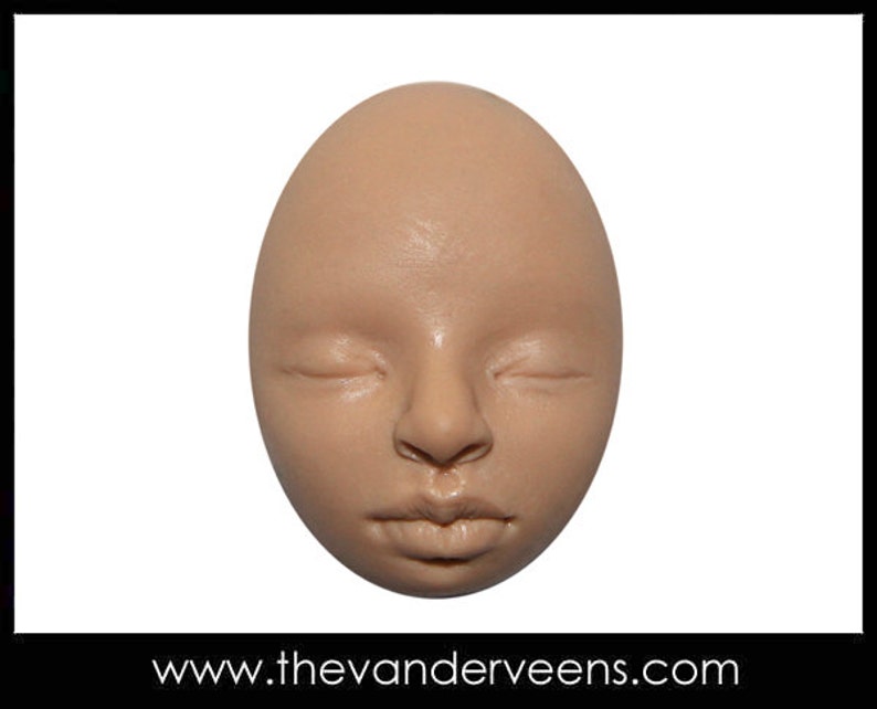 Puede incluir: Un primer plano de una cara esculpida con los ojos cerrados y una expresi&oacute;n neutra. La cara est&aacute; hecha de un material marr&oacute;n claro y tiene forma ovalada.