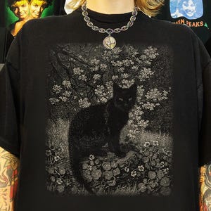 魔女猫シャツ、黒猫Tシャツ、黒猫おもしろ、黒猫スウェットシャツ、猫好きへのギフト、ウィットに富んだ猫シャツ、黒猫クルーネック、魔女猫