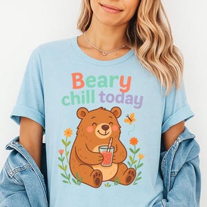 Camiseta de oso de dibujos animados "Beary Chill Today" - Camiseta con estampado animal caprichoso para un ambiente acogedor - Camiseta unisex Bella Canvas 3001
