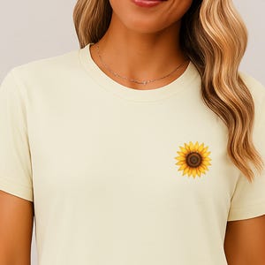 T-shirt minimaliste tournesol - petite illustration florale, impression délicate sur la poitrine gauche, graphique inspiré de la nature, t-shirt esthétique unisexe doux
