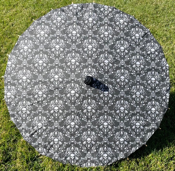 Skulls Haunted mansion style parasol