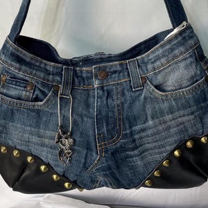 Monedero de piel y denim reciclado con tachuelas de latón