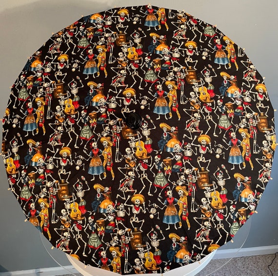 Fiesta De Los Muertos parasol (black back round)