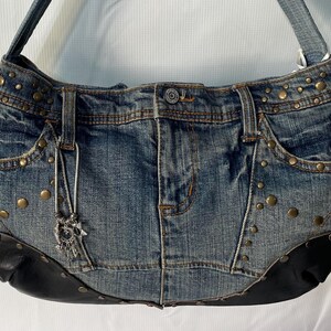 Monedero de piel y denim reciclado con tachuelas circulares de latón