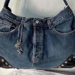 Cartera de piel y denim reciclado con tachuelas piramidales cuadradas