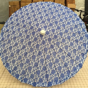koningsblauwe kanten parasol