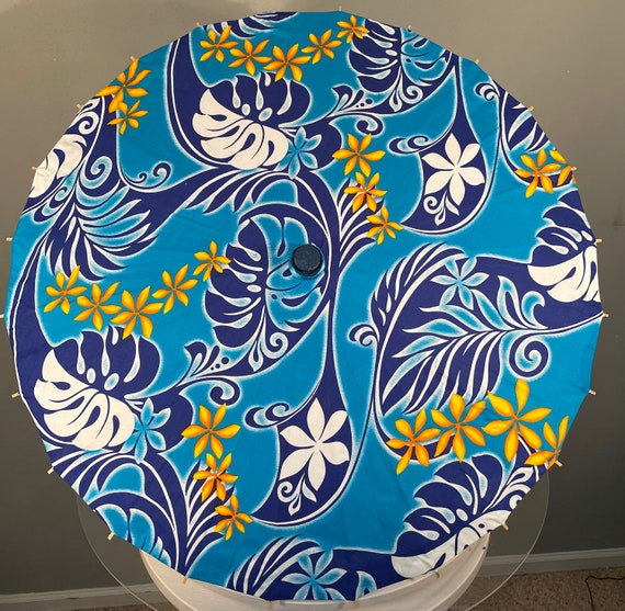 Blue Polynesian parasol with yellow and white flowers