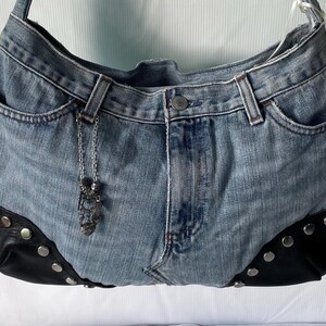 Monedero reciclado de denim y piel con tachuelas circulares planas