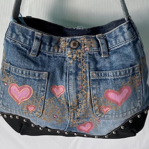 Cartera de piel y denim reciclado hecha a mano con corazones de rosas pintados a mano y cristales rosas