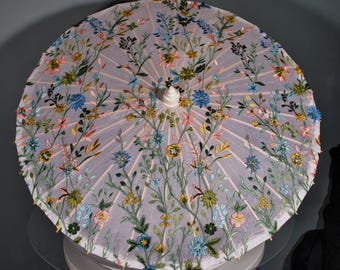 Flores primaverales bordadas en 3D, sombrilla, fondo color melocotón